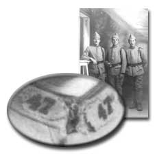 Photos de militaire : d&eacute;tail du col de la veste du soldat indiquant le r&eacute;giment